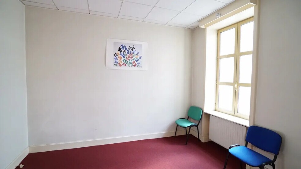 Office in Roanne for lease - Interior Photo - Image 3 of 6