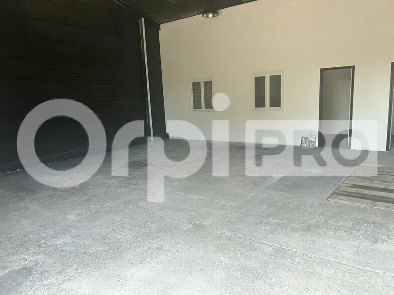 Flex in Compiègne for lease - Building Photo - Image 1 of 4