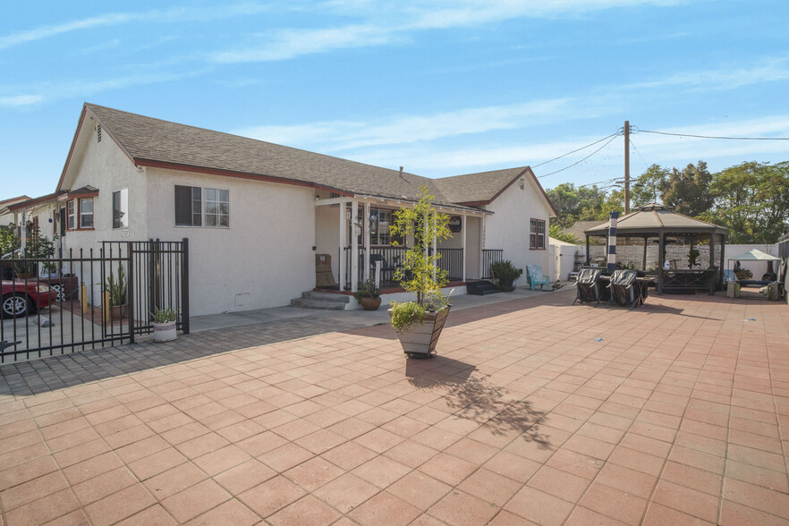 11966 Saticoy St, North Hollywood, CA for sale - Primary Photo - Image 1 of 12