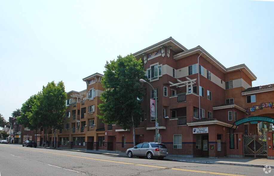 2555 International Blvd, Oakland, CA for lease - Building Photo - Image 2 of 6