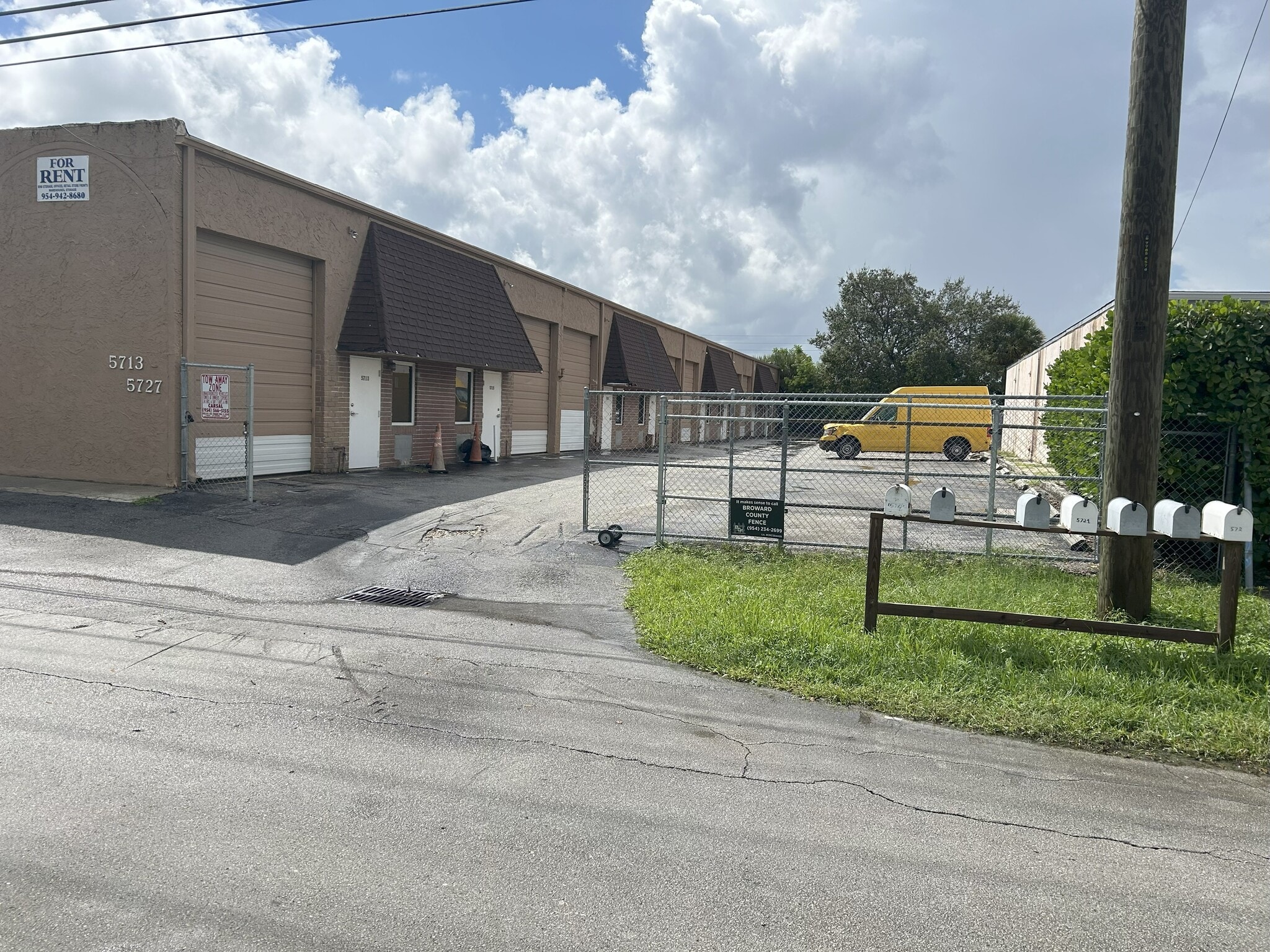 5713-5727 NE 14th Ave, Fort Lauderdale, FL for lease Interior Photo- Image 1 of 2