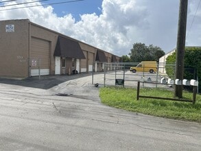 5713-5727 NE 14th Ave, Fort Lauderdale, FL for lease Interior Photo- Image 1 of 2