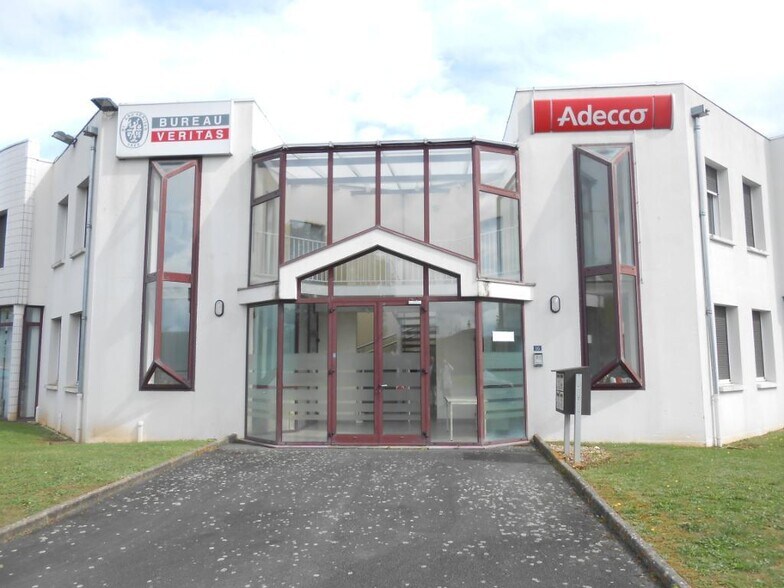 Office in Poitiers for lease - Building Photo - Image 2 of 5