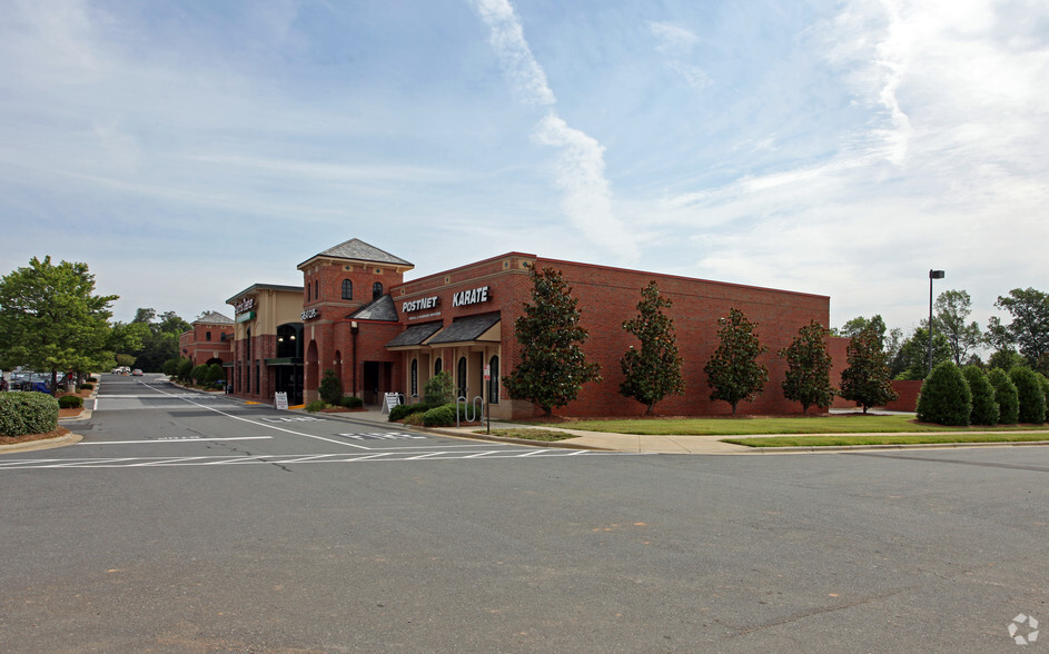 5806-5814 Prosperity Church Rd, Charlotte, NC for lease - Building Photo - Image 2 of 9