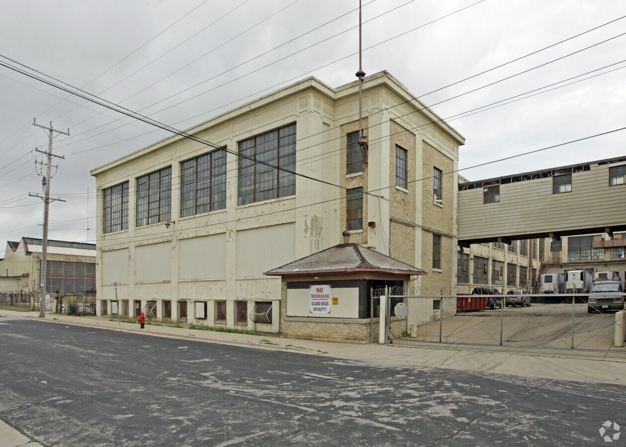 3100 W Center St, Milwaukee, WI 53210