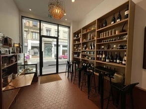 Retail in Lyon for lease Interior Photo- Image 2 of 5