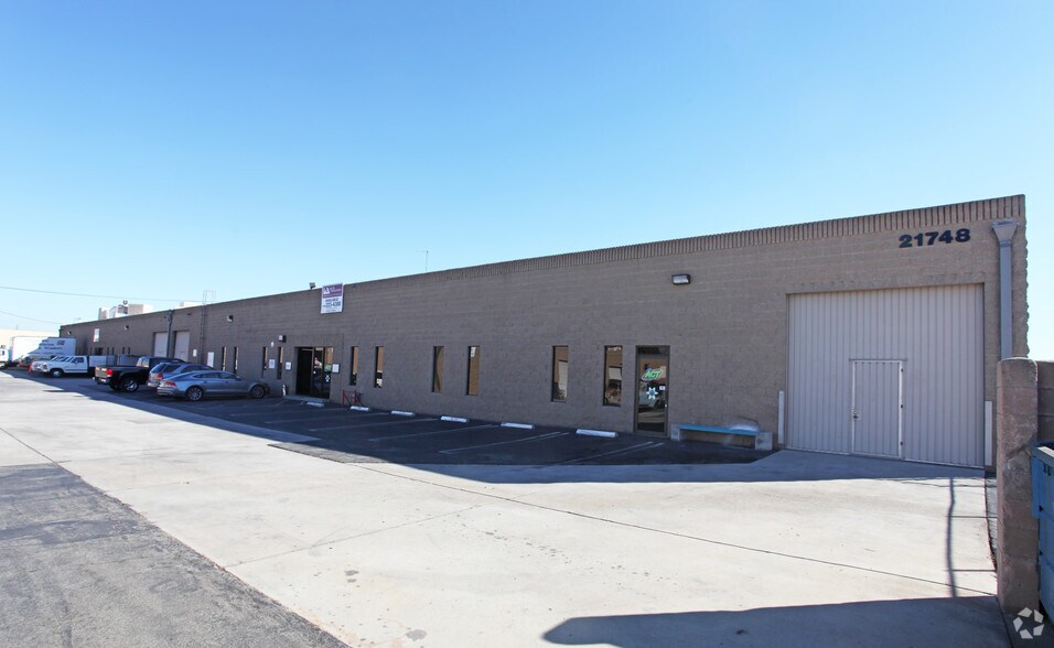 21740-21748 Marilla St, Chatsworth, CA for lease - Building Photo - Image 1 of 4