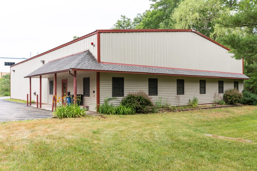 31 S Hunt Rd, Amesbury, MA for sale - Building Photo - Image 1 of 1