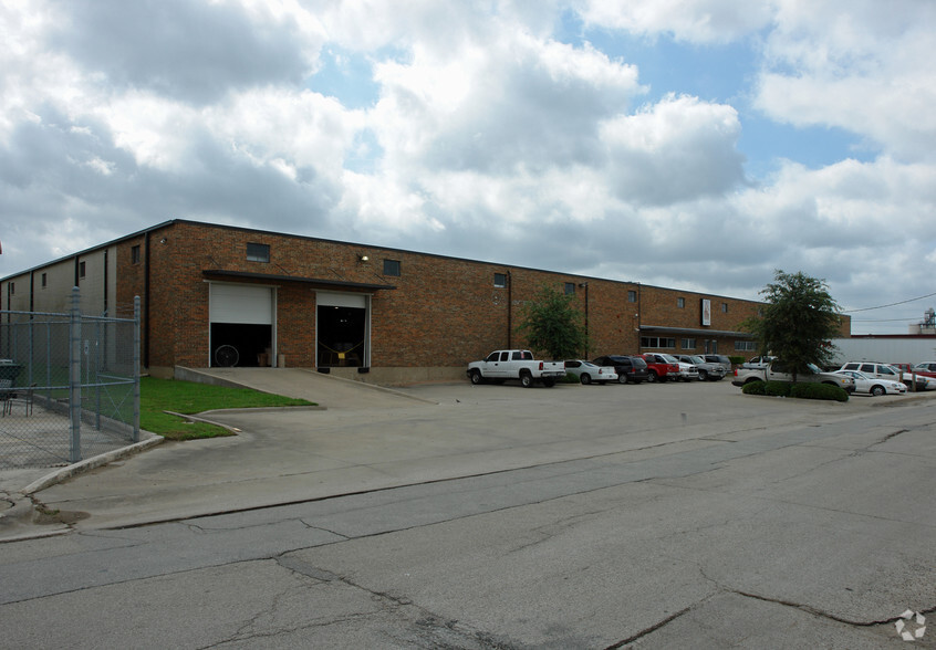 4900 Calvert St, Dallas, TX for lease - Building Photo - Image 1 of 5