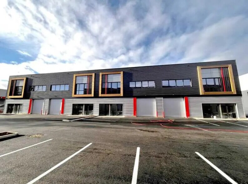 10-14 Rue De Bretagne, Saint-Quentin-Fallavier for lease - Building Photo - Image 1 of 15