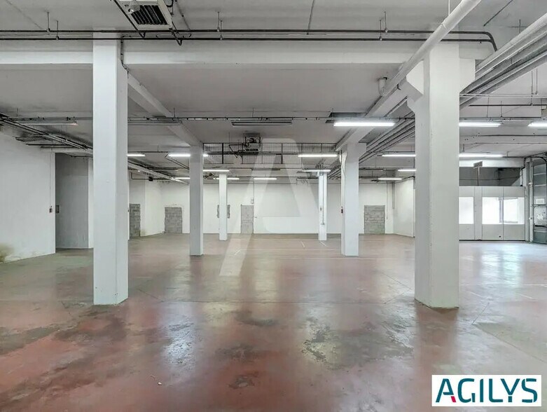 Flex in Lisses for lease - Interior Photo - Image 2 of 9