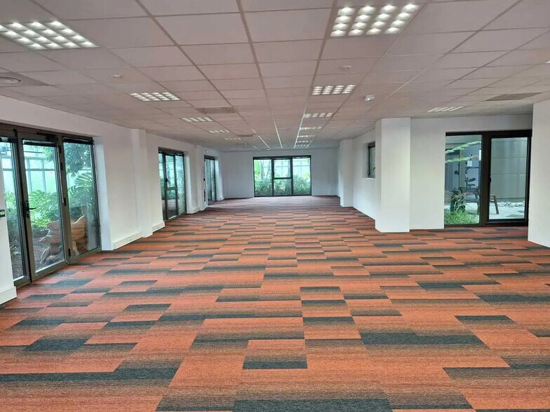 Office in Le Haillan for lease - Building Photo - Image 3 of 14