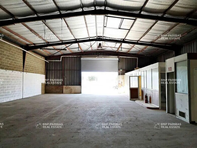 Flex in Vitrolles for lease - Interior Photo - Image 2 of 8
