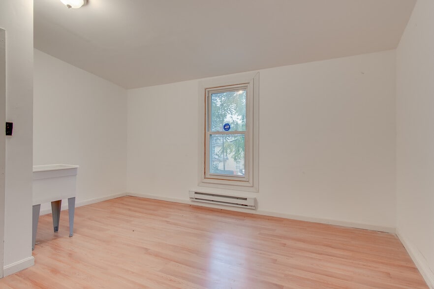 21 W Pennsylvania Ave, Walkersville, MD for sale - Interior Photo - Image 3 of 13