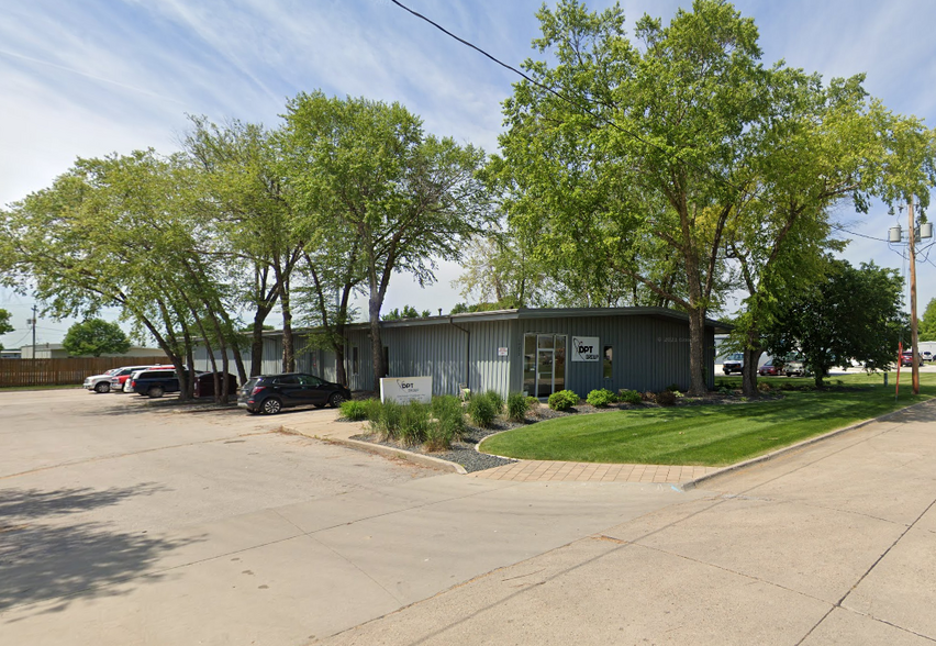 10202 Douglas Ave, Urbandale, IA for sale - Building Photo - Image 1 of 1