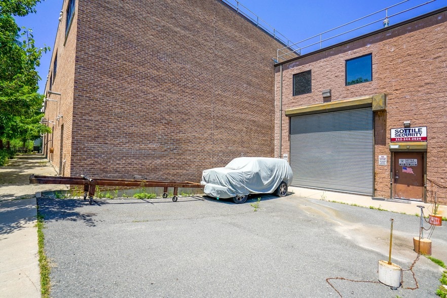 32 Carlin St, Staten Island, NY for sale - Primary Photo - Image 1 of 1