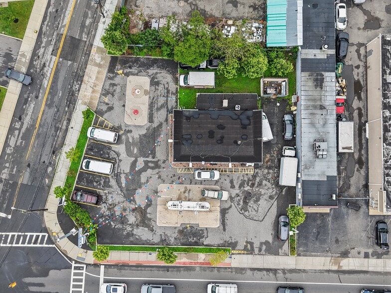 257 Bay Shore Rd, Deer Park, NY for sale - Building Photo - Image 3 of 11