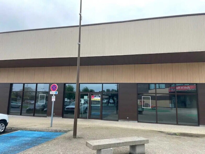 Retail in Vauxbuin for lease - Building Photo - Image 1 of 5