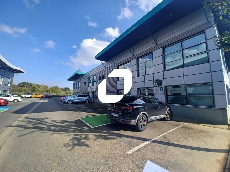 Office in Floirac for lease - Building Photo - Image 1 of 11