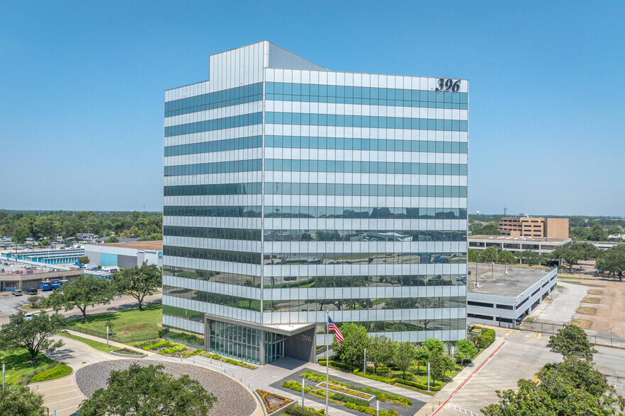 396 W Greens Rd, Houston, TX for lease - Building Photo - Image 1 of 30