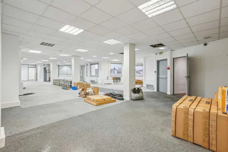 Office in Levallois-Perret for lease - Building Photo - Image 2 of 6