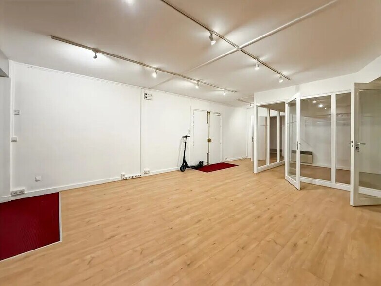 Office in Paris for lease - Building Photo - Image 3 of 6