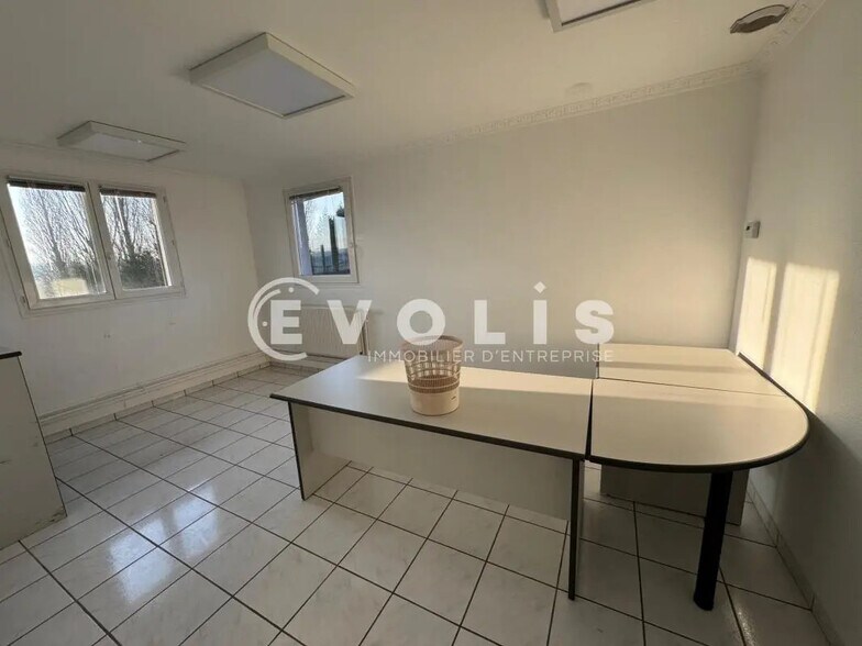 Flex in Saleux for lease - Interior Photo - Image 3 of 4