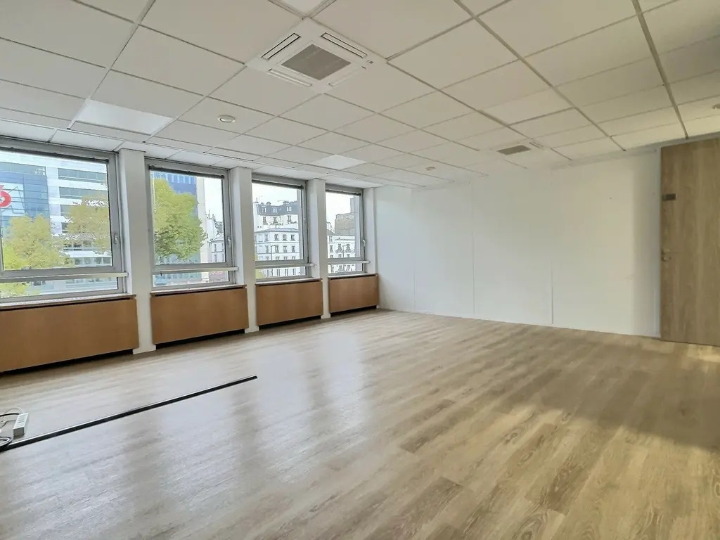 Office in Neuilly-sur-Seine for lease Interior Photo- Image 1 of 11