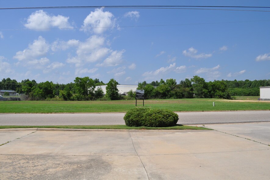 877 Lagoon Commercial Blvd, Montgomery, AL for lease - Building Photo - Image 1 of 1