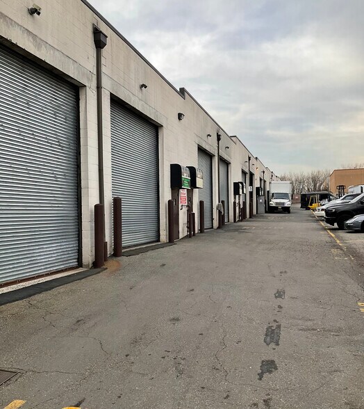 680 Sharrotts Rd, Staten Island, NY for sale - Building Photo - Image 1 of 1