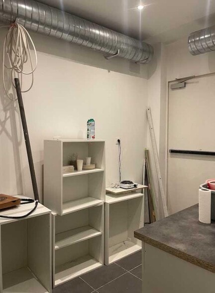 Retail in Paris for lease - Building Photo - Image 2 of 15