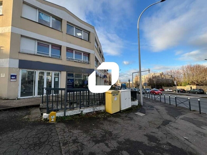 Office in Ris-Orangis for lease - Building Photo - Image 1 of 10