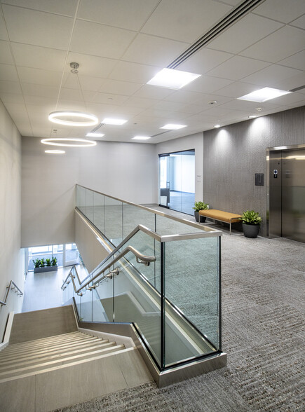 800 N Mayfair Rd, Wauwatosa, WI for lease - Lobby - Image 3 of 4