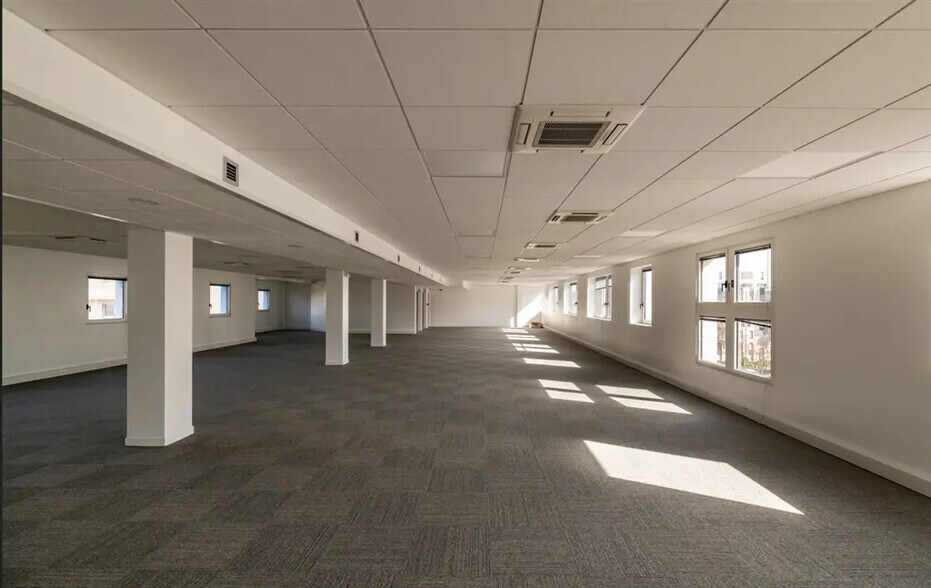 Office in Suresnes for sale - Building Photo - Image 2 of 9