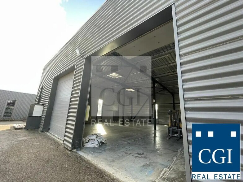 Flex in Le Grand-Lemps for lease - Building Photo - Image 2 of 6