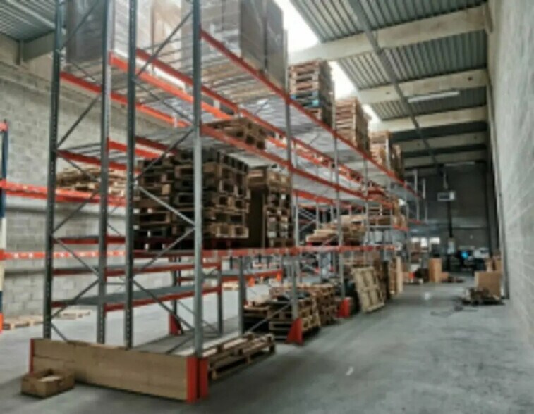 Flex in Coignières for lease - Interior Photo - Image 2 of 3