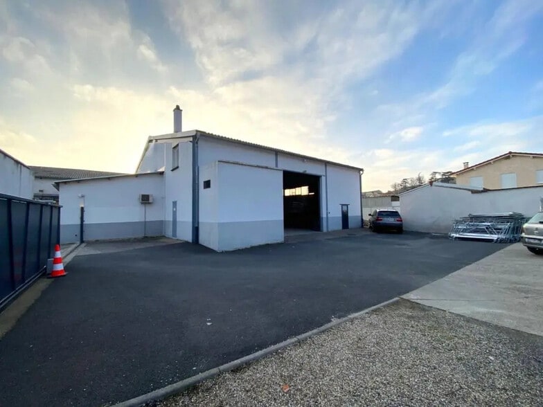 Flex in Grigny for lease - Building Photo - Image 1 of 9