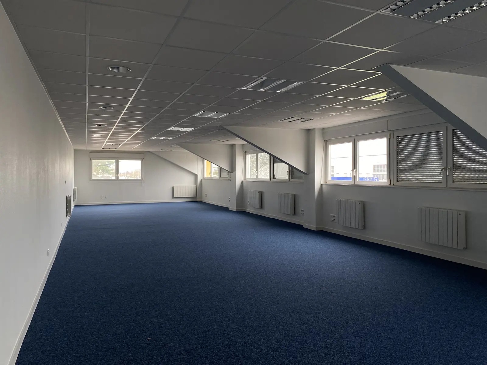 Office in Meyzieu for sale Interior Photo- Image 1 of 6