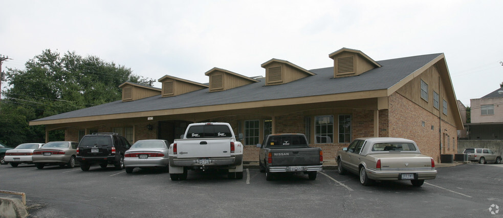 6714 N New Braunfels Ave, San Antonio, TX for lease - Building Photo - Image 3 of 7