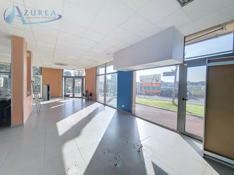 Retail in Antibes for lease - Interior Photo - Image 2 of 6