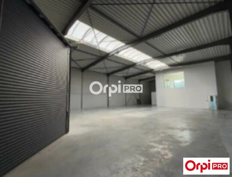 Flex in Roncq for lease - Interior Photo - Image 2 of 11