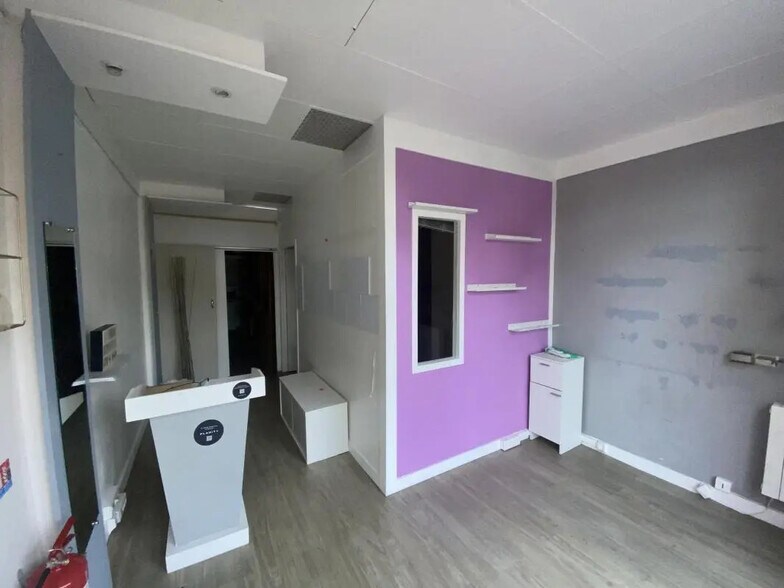 Retail in Versailles for lease - Interior Photo - Image 2 of 7