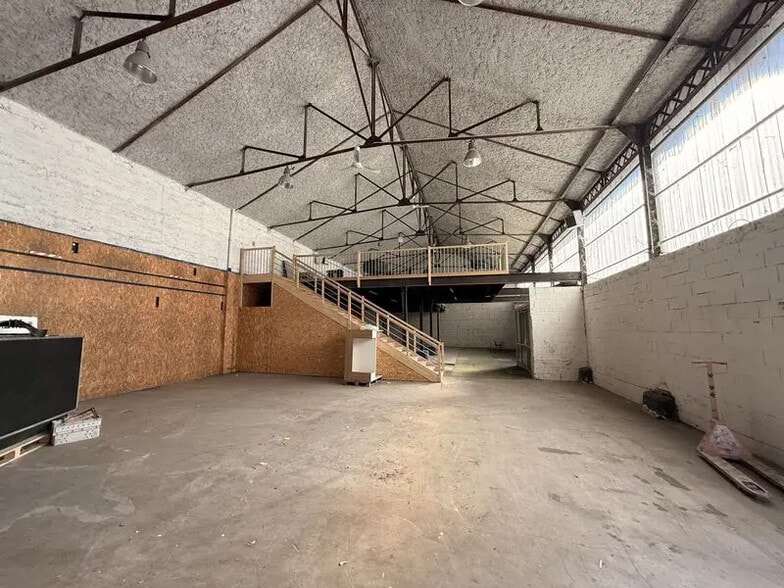 Flex in Lyon for lease - Interior Photo - Image 1 of 7