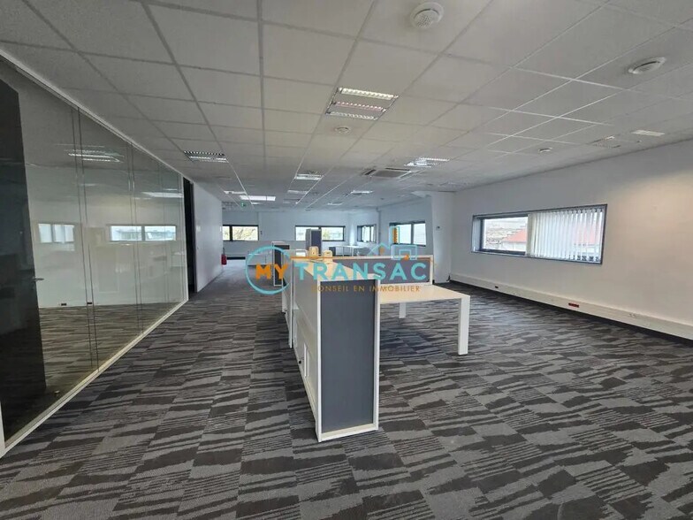 Office in Ivry-sur-Seine for lease - Interior Photo - Image 3 of 6