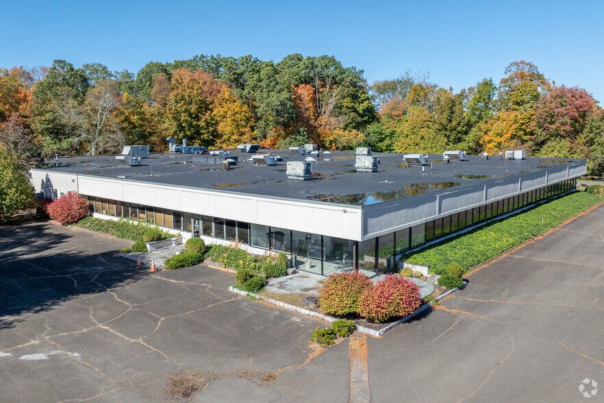 1 Trefoil Dr, Trumbull, CT for sale - Primary Photo - Image 1 of 1