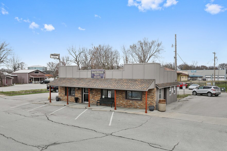 106 W Washington St, Kearney, MO 64060