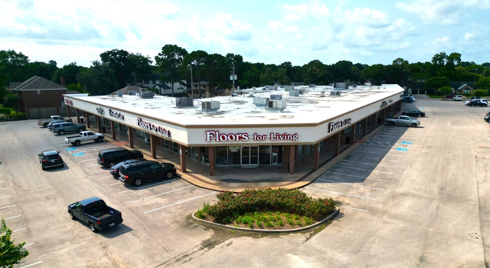 9600-9611 Hillcroft Ave, Houston, TX for lease - Building Photo - Image 1 of 4