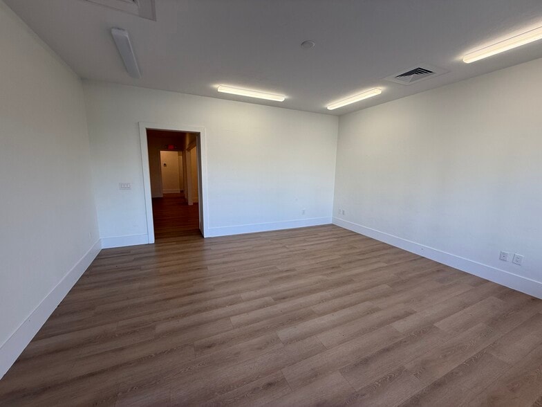 524-550 10th St N, Naples, FL for lease - Building Photo - Image 3 of 7