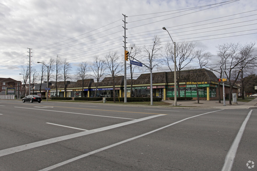 255 Dundas St W, Mississauga, ON for lease - Primary Photo - Image 1 of 9