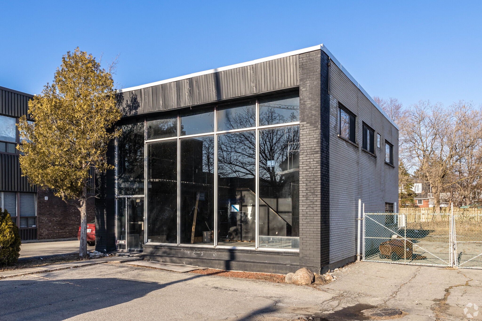 255 Av Dorval, Dorval, QC for sale Primary Photo- Image 1 of 1
